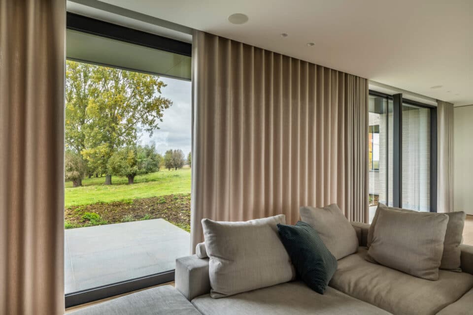 Qurtinz – Overgordijnen en raamdecoratie op maat in moderne woonkamer